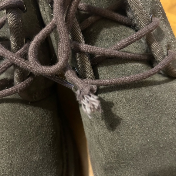 UGG Men's Neumel Classic Suede Lace-Up Chukka Boots, Charcoal, size 7 (Eur 40). - Picture 9 of 10